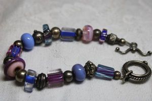 lot 175 image: Purple and pink art glass bead bracelet with toggle clasp. 8L