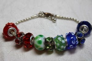 lot 178 image: Art glass slide bead bracelet on silver finish bracelet. Adjustable from 7-8.5L