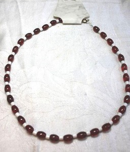 lot 181 image: Red barrel and white spacer glass bead wire necklace with spring ring clasp. 16L