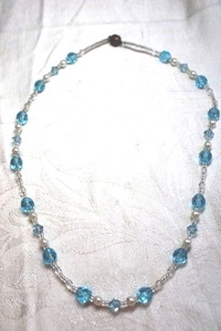 lot 184 image: Faceted Swiss blue glass bead and faux pearl necklace with magnetic clasp. 16L