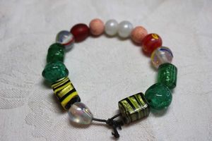 lot 188 image: Artisan crafted art glass bead bracelet 7L