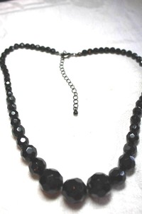lot 189 image: Graduated faceted black glass bead necklace. Lobster clasp. 16L with 3 extender