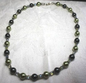 lot 221 image: Black and green faux pearl choker necklace with faceted glass bead separators. Lobster clasp. 14L