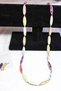 lot 231 image: Art glass marbled tube bead necklace with spring ring clasp. 24L. Has package with 3 extra beads.