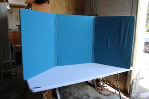 lot 44 image: Reversible Felt Tri-fold Display Backboard with carrying bag plus extra carrying bag (Bags are approx. 3x3)