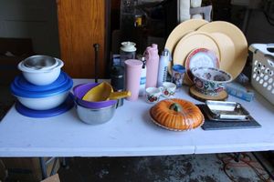 lot 278 image: Kitchen storagemixing bowls, beverage containers, Ceramic Pumpkin pie plate with lid, serving platters