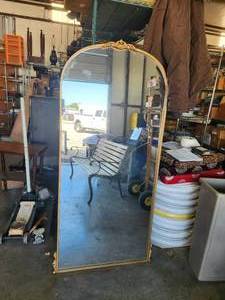 lot 78 image: Large gold trimmed mirror