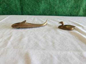 lot 25 image: Selection of solid brass items Duck (Old Port Brass works), and Shark (Italian made) bottle opener
