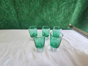 lot 33 image: Set of 5 (one has chip) vintage Luminarc green glasses (shot)