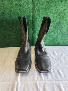 lot 59 image: Ariat Cowboy Boots - size 9D