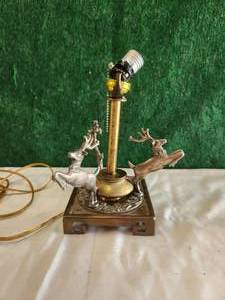 lot 88 image: Vintage lamp