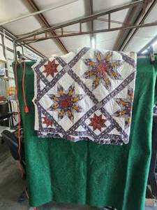 lot 89 image: Vintage quilt with 8-point star design