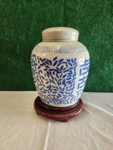 lot 90 image: Vintage Chinese porcelain ginger covered jar