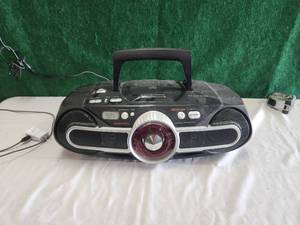 lot 129 image: Magnavox portable radio-cd player