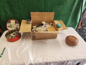 lot 159 image: Selection of vintage sewing supplies and a tin of buttons