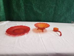 lot 212 image: Selection of 3 vintage pieces of Tiffin glass