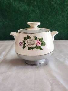 lot 230 image: Vintage sugar bowl - Cavalier Eggshell by Homer Laughlin