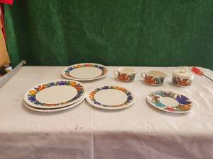 lot 232 image: Vintage Villeroy & Boch plates, creamer, sugar bowl - Acapulco pattern