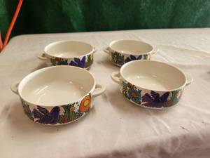 lot 248 image: Vintage Villeroy & Boch round dual handled bowls- Acapulco pattern