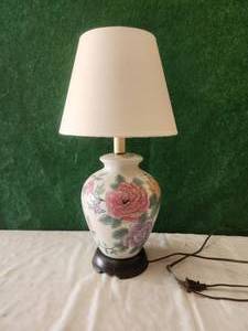 lot 256 image: Decorative table lamp with shade
