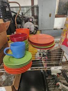 lot 259 image: Selection of colorful dishware - Royal Norfolk - 23 pieces