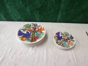 lot 260 image: Vintage Villeroy & Boch 12 plates- Acapulco pattern