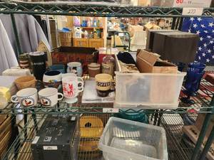 lot 279 image: Shelf lot of home decor.