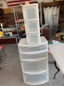 lot 7 image: Large plastic storage bins - see pics