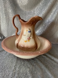 lot 11 image: Large vintage wash pitcher and basin - see pics
