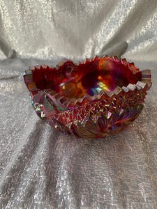 lot 17 image: Deep cut vintage L.E. Smith ruby red iridescent dish - very pretty