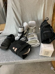 lot 71 image: Medical boots and braces - see pics