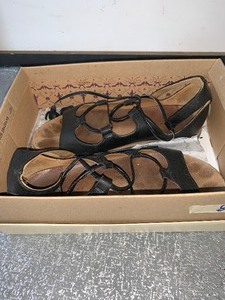 lot 61 image: Pair of ladies sandals - see pics