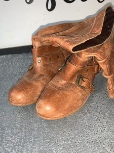 lot 60 image: Pair of ladies boots - see pics