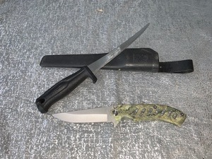 lot 36 image: 2 nice knives - 1 hunting camo and 1 filet knife with sheath