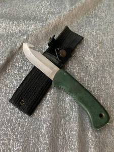 lot 5 image: Hunting knife with gut hook and sheath. USA scharade