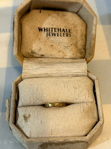 lot 150 image: 10 K stamped baby ring box in poor condition