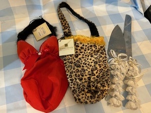 lot 158 image: 2 wine co Cozies and two piece wedding knife set