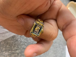 lot 93 image: Mens ring - unsure of metal - nice ring