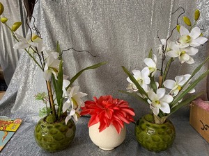 lot 123 image: 3 nice floral vases with arrangements