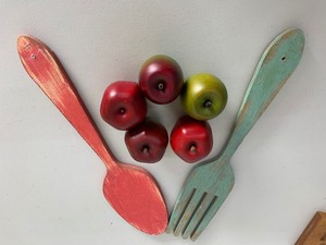 lot 127 image: Vintage kitchen decor - large spoon and fork  (shabby chic) and 5 wooden apples