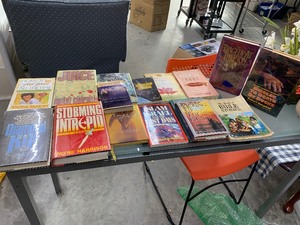 lot 135 image: Large assortment of books - see pics