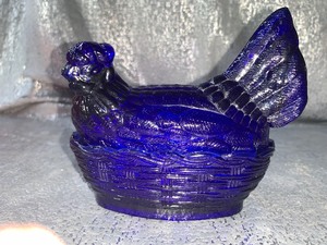 lot 203 image: Vintage West Moreland hen cobalt Blue