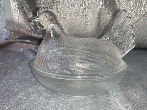 lot 204 image: Vintage Indiana setting hen considered clear