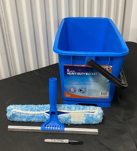 lot 275 image: Unger Professional DB02 6 Gal. Plastic Bucket Plus Squeegee - In Condition as Shown