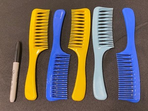 lot 304 image: Lot Of 5 - New Hair Comb - In Color As Shown