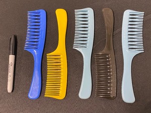 lot 305 image: Lot Of 5 - New Hair Comb - In Color As Shown