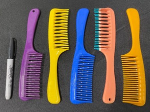 lot 306 image: Lot Of 5 - New Hair Comb - In Color As Shown