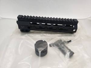 lot 320 image: Midwest Industries DSG 8 G4 M LOK Handguard