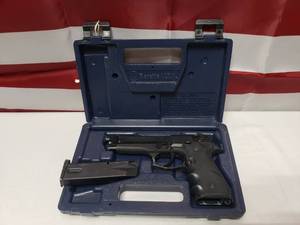 lot 502 image: WOW Beretta  92FS 9mm Parabellum w Magazine & Case