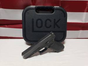 lot 452 image: Beautiful Glock 17 Gen 4 9mm Pistol w 2 Magazines, Holster & Case